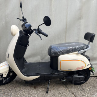 LOFTY 02 Retro Elektromos Robogó (Világos/Vanilia Színben)