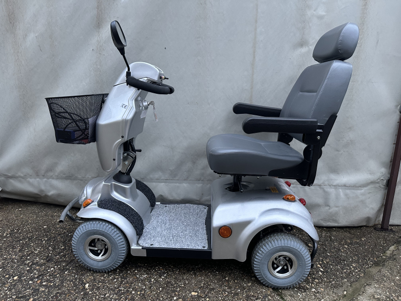 Invacare Leo Elektromos Rokkantkocsi (Szürke Üléssel)